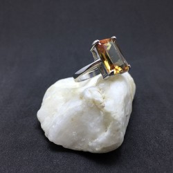 Colour-Changing Silver Ring With Zultanite Stone Colour-Changing Silver Ring With Zultanite Stone